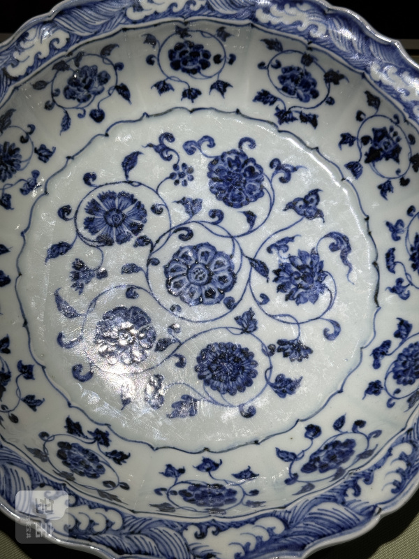 明永乐 青花缠枝四季花卉折沿海浪菱口盘 - 图19